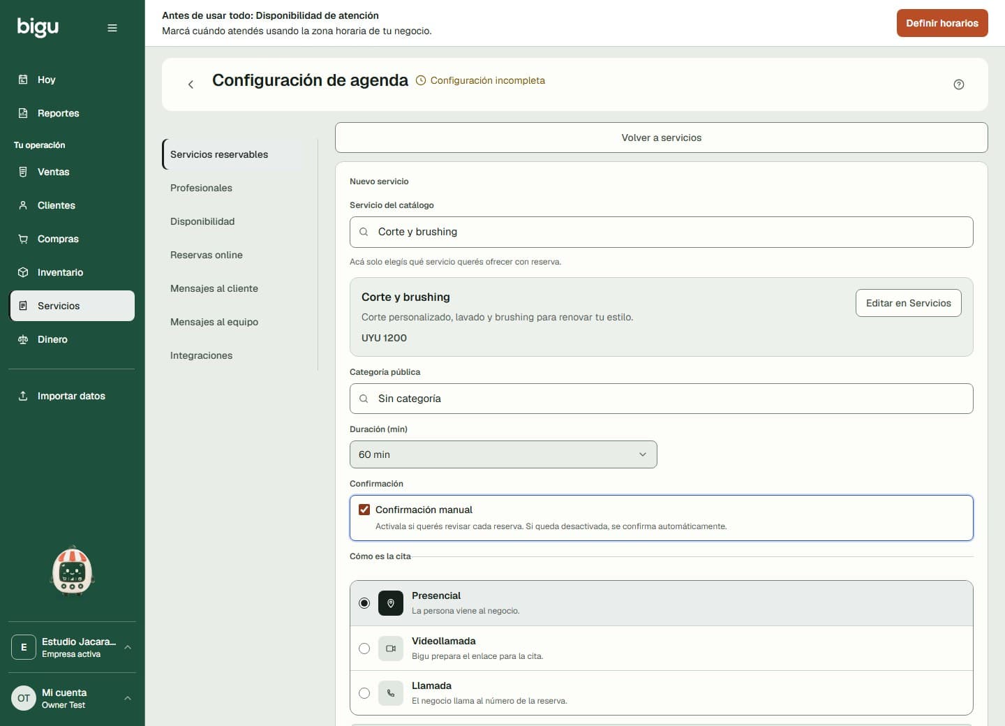 Configuración reservable de un servicio con duración, confirmación, modalidad y quién atiende.