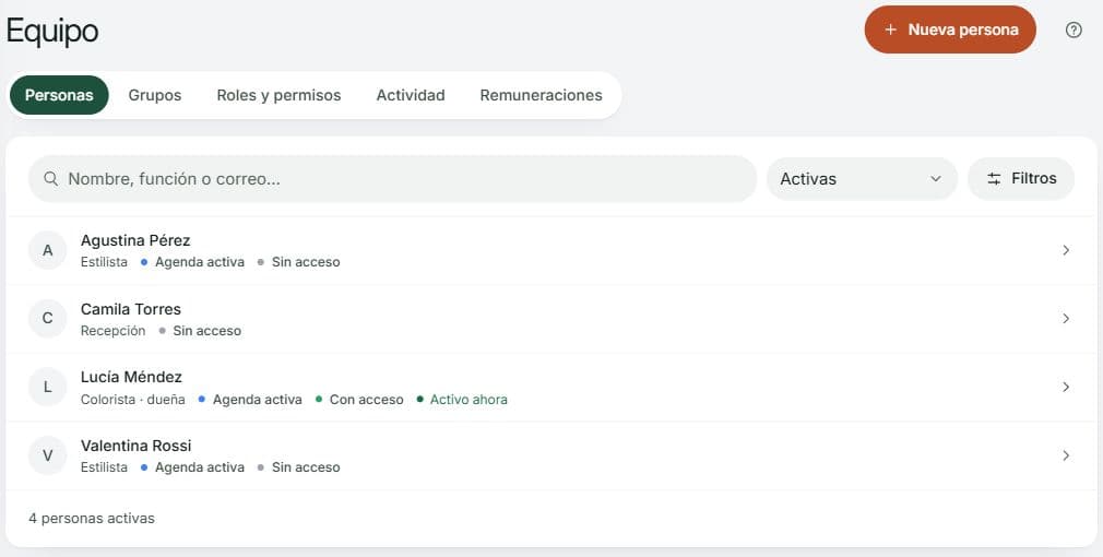 Personas del equipo con su función, agenda y acceso a Bigu, buscador, filtros y Nueva persona.