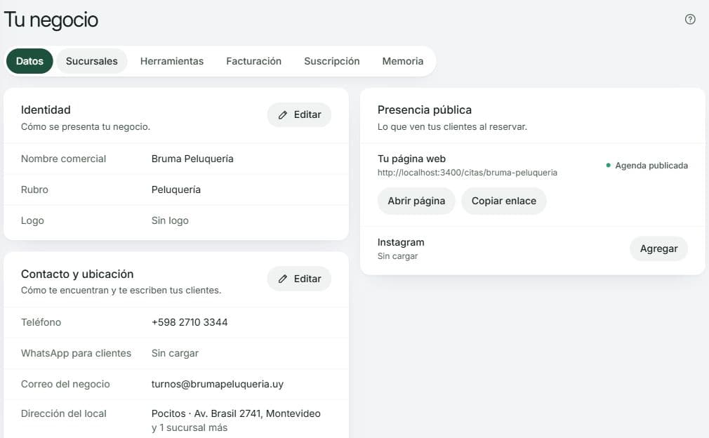 Datos del negocio con identidad, contacto, ubicación y presencia pública, junto a las pestañas de configuración.